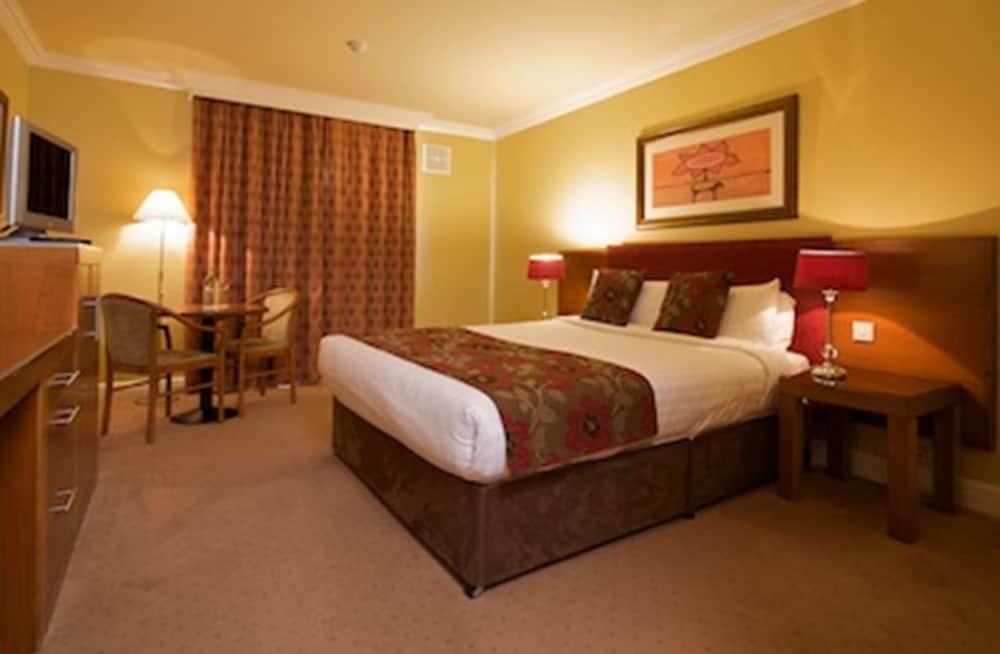 Hamlet Court Hotel Johnstown Bridge Экстерьер фото